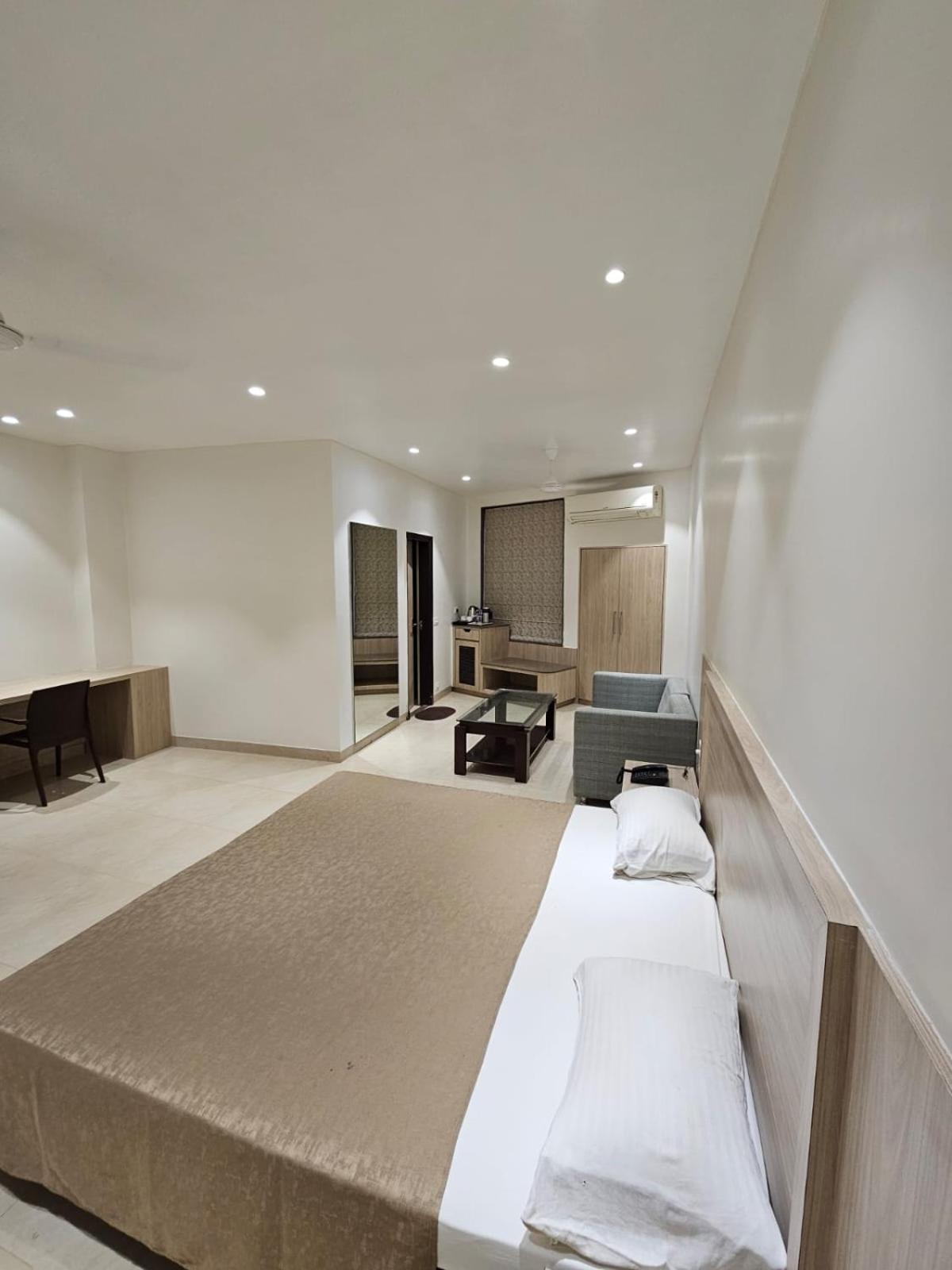 ורנאסי Hotel Bagla Atithi Banaras מראה חיצוני תמונה