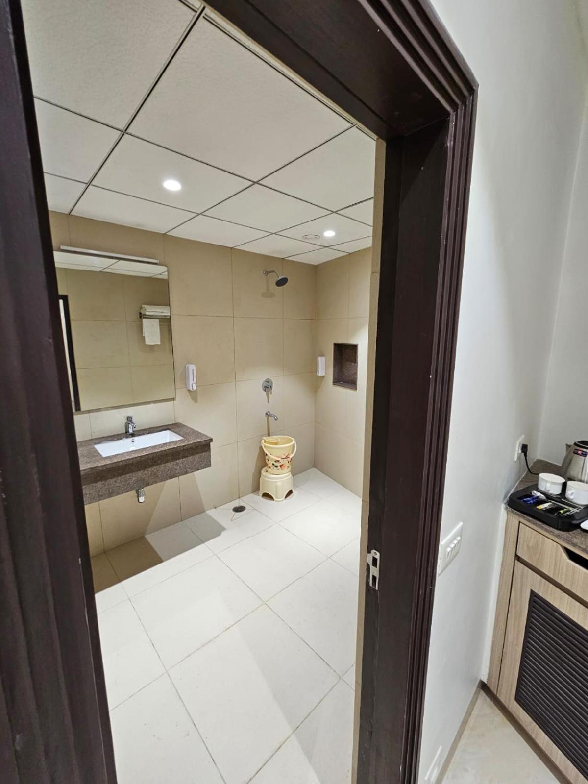 ורנאסי Hotel Bagla Atithi Banaras מראה חיצוני תמונה
