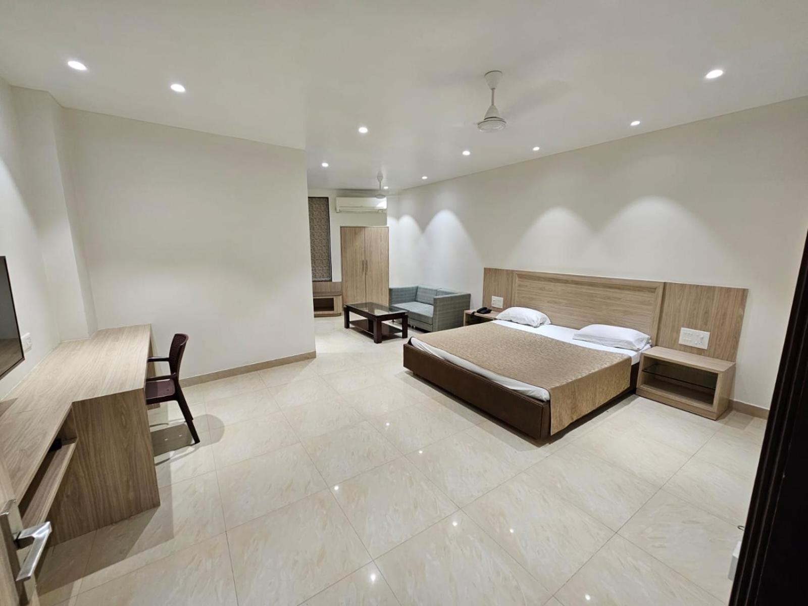 ורנאסי Hotel Bagla Atithi Banaras מראה חיצוני תמונה